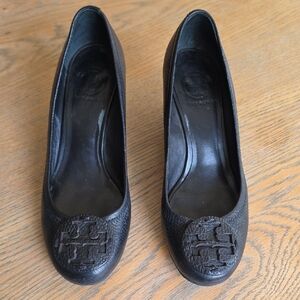 Tory Burch Black Leather Logo Round-Toe Pumps